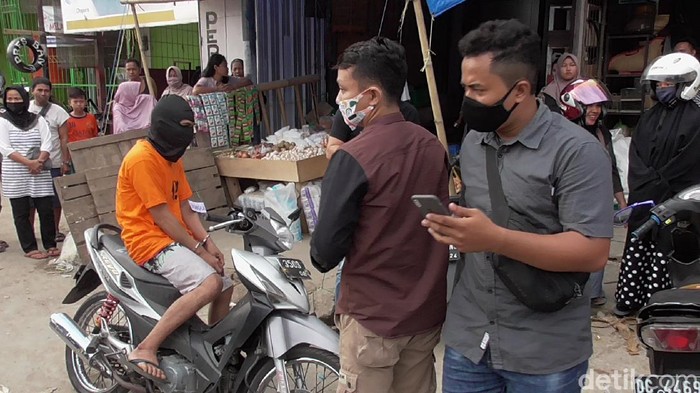 Reka adegan pencurian belasan karung bawang dan kacang di pasar Wonomulyo, Polman (Abdy Febriady/detikcom)