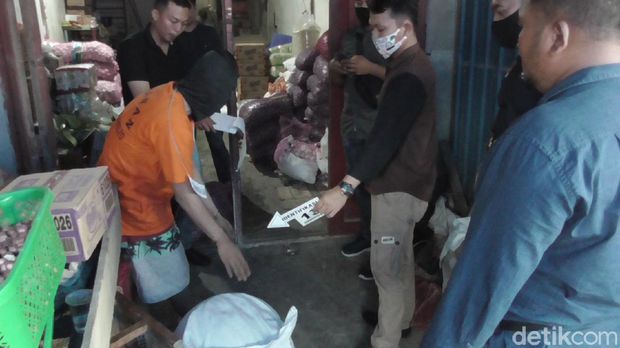Reka adegan pencurian belasan karung bawang dan kacang di pasar Wonomulyo, Polman (Abdy Febriady/detikcom)