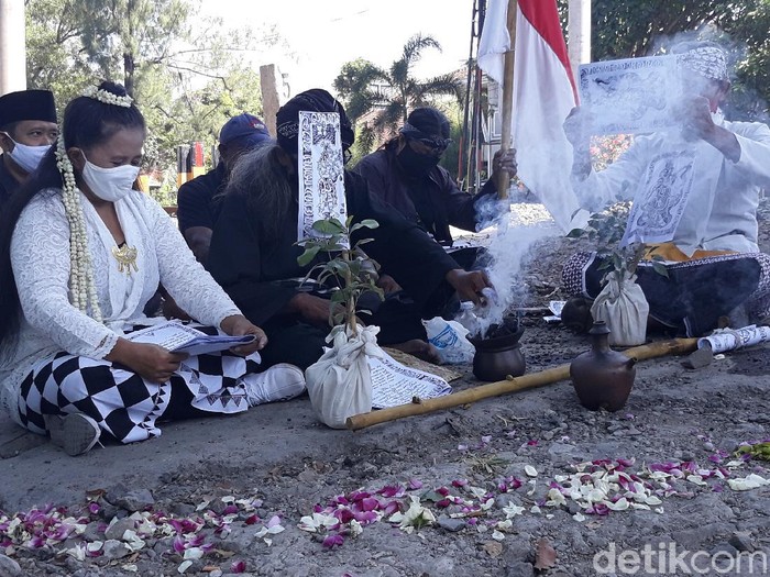 Ruwatan keluarga korban tabrak lari di Overpass Manahan Solo, Rabu (1/7/2020).