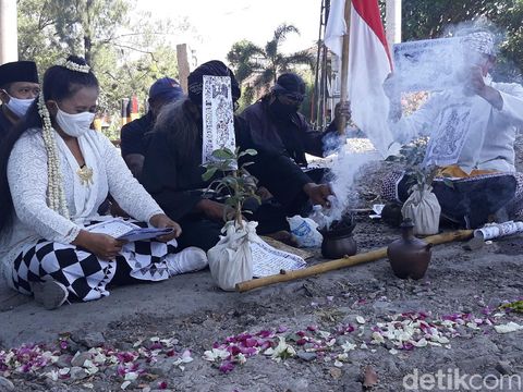 Ruwatan keluarga korban tabrak lari di Overpass Manahan Solo, Rabu (1/7/2020).