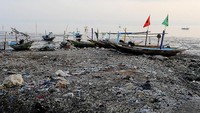 Sampah ini tidak hanya membahayakan kehidupan di laut. Namun juga nantinya bagi manusia yang mengkonsumsi makanan laut. Hal ini menjadi salah satu alasan pelarangan penggunaan sampah plastik sekali pakai. Robertus Pudyanto/Getty Images  