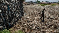 Fakta ketiga, Menurut Kepala Dinas Lingkungan Hidup, Andono Warih, semenjak belanja online menjadi hal yang disukai masyarakat, produksi sampah plastik meningkat dari 14% ke 21%. Ed Wray/Getty Images  