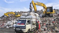 Bahkan, sebanyak 9 juta ton sampah di Bantar Gebang, 34% nya adalah sampah plastik. Jika hal ini terus dibiarkan, maka akan terus menumpuk dan tak terkendali. ANTARA FOTO/ Fakhri Hermansyah  