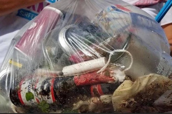 Sampah kotoran manusia di pantai