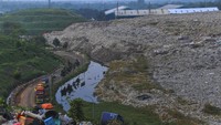 Fakta kedua, Indonesia dikenal dengan produksi sampah plastik ke laut terbesar kedua di dunia setelah Tiongkok. Indonesia mengeluarkan 1,3 ton sampah per tahun, sedangkan Tiongkok sebesar 3,5 juta ton per tahun. ANTARA FOTO/ Fakhri Hermansyah  