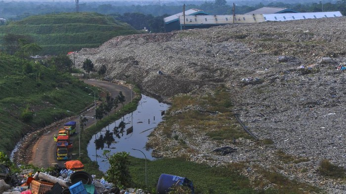 Sejumlah truk sampah menunggu antrean di Tempat Pembuangan Sampah Terpadu (TPST) Bantargebang, Bekasi, Jawa Barat, Senin (1/5/2020). Menurut data Dinas Lingkungan Hidup DKI Jakarta, usai lebaran rata-rata jumlah sampah yang datang ke TPST Bantargebang  menurun dari tahun 2019 yaitu 7.145 ton per hari menjadi 6.602 ton per hari akibat adanya Pembatasan Sosial Berskala Besar (PSBB) yang berdampak pada aktifitas di pusat perbelanjaan dan kuliner. ANTARA FOTO/ Fakhri Hermansyah/pras.