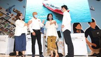 Direktur Utama PT Samudera Indonesia Tbk (SMDR) Bani Maulana Mulia berbincang dengan Direktur SDM Tara Hidayat, Direktur Keuangan Ridwan Hamid, dan Direktur Kepatuhan Farida Helianti Sastrosatomo di sela-sela Rapat Umum Pemegang Saham (RUPS) di Jakarta.