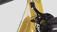 Bagaimana dengan perangkat lainnya? Sedelnya menggunakan merek Astute terbuat dari 3 ribu karbon dengan bobot hanya 94 gram, Groupset nya mencangkok milik Campagnolo Super Records EPS (50/34), dan pelek carbon lansiran Fulcrum Speed 40C yang dibalut ban Pirelli P Zero seperti ban yang pernah dipakai dalam tim Formula 1 Scuderria Ferrari. Foto: Ferrari