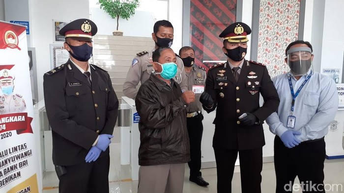 Polri ulang tahun hari ini. Bukannya menerima kado, tapi malah membagikan kado berupa SIM gratis kepada 26 driver ojek online dan masyarakat.