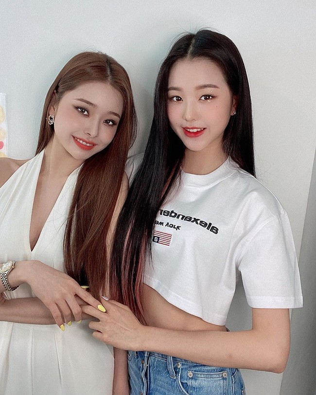 Song Zia pun pernah bertemu dan foto bareng dengan salah satu kembarannya, Wonyoung. Foto: Instagram @dear.zia