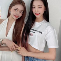 Song Zia pun pernah bertemu dan foto bareng dengan salah satu kembarannya, Wonyoung. Foto: Instagram @dear.zia