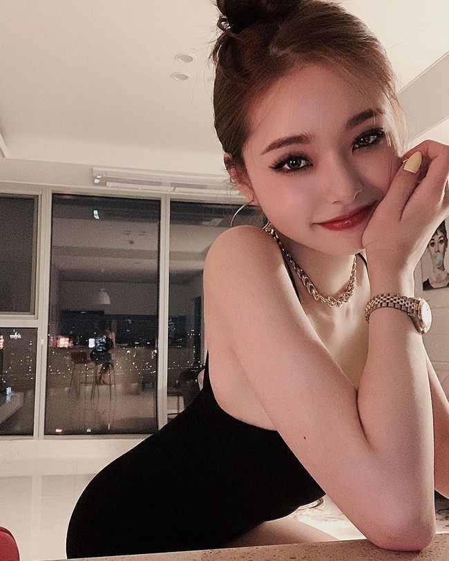 Saat diundang di sebuah acara televisi Korea, para MC pun melihat penampilan asli akun free.zia yang sebenarnya. Selain Wonyoung, mereka berpendat jika Song Zia sangat mirip Jennie Blakcpink.Foto: Instagram @dear.zia