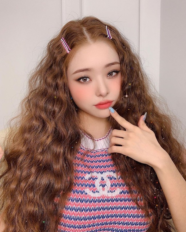 Dalam berbagai postingannya, wajah cantik YouTuber itu memang tampak seperti perpaduan Wonyoung dan Jennie. Tak heran jika Song Zia punya banyak fans. Bahkan di China, akun Weibo-nya diikuti hampir satu juta follower. Sedangkan di YouTube, ia punya 360 ribuan subscriber. Foto: Instagram @dear.zia