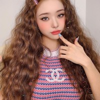 Dalam berbagai postingannya, wajah cantik YouTuber itu memang tampak seperti perpaduan Wonyoung dan Jennie. Tak heran jika Song Zia punya banyak fans. Bahkan di China, akun Weibo-nya diikuti hampir satu juta follower. Sedangkan di YouTube, ia punya 360 ribuan subscriber. Foto: Instagram @dear.zia