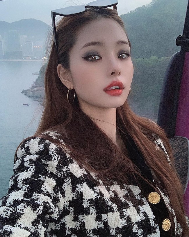 Di acara itu, Song Zia membuat pernyataan cukup mengejutkan bahwa ada beberapa artis yang mengirim DM untuk mengajak kencan. Ia mengaku kadang mereka hanya mengucapkan salam simpel tapi ada juga yang terus-terusan DM sampai dibalas. Foto: Instagram @dear.zia