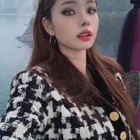 Di acara itu, Song Zia membuat pernyataan cukup mengejutkan bahwa ada beberapa artis yang mengirim DM untuk mengajak kencan. Ia mengaku kadang mereka hanya mengucapkan salam simpel tapi ada juga yang terus-terusan DM sampai dibalas. Foto: Instagram @dear.zia