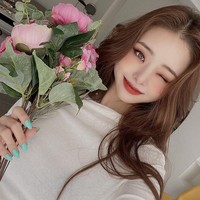 Selain berbincang-bincang, dalam acara tersebut Song Zia juga menunjukkan kemampuan dan ilmu yang didapatkannya dari University Hanyang jurusan tari kontemporer. Benar-benar cocok jadi idol karena Zia bisa membuat koreografi sendiri dari lagu BTS, Boys with Luv. Foto: Instagram @dear.zia