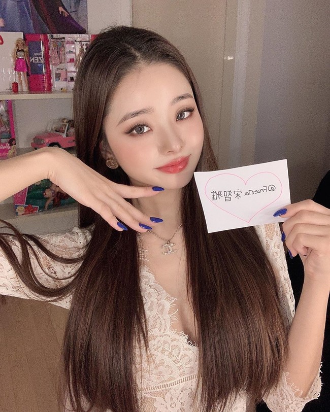 Di YouTube sendiri Song Zia sering membagi vlog, tutorial makeup, penampilan tari, hingga isi kamarnya. Foto: Instagram @dear.zia