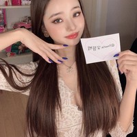 Di YouTube sendiri Song Zia sering membagi vlog, tutorial makeup, penampilan tari, hingga isi kamarnya. Foto: Instagram @dear.zia