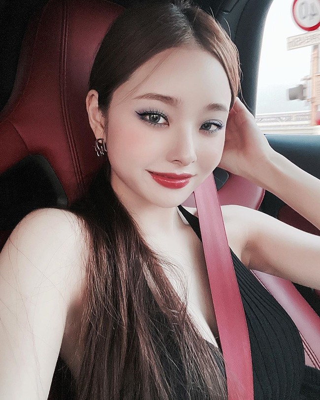 Seorang YouTuber bernama Song Zia belakangan menarik perhatian netizen karena sosoknya yang cantik. Tak hanya punya visual yang mirip idol KPop, wajahnya tampak familiar karena dibilang mirip Wonyoung IZ*ONE. Foto: Instagram @dear.zia