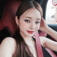 Seorang YouTuber bernama Song Zia belakangan menarik perhatian netizen karena sosoknya yang cantik. Tak hanya punya visual yang mirip idol KPop, wajahnya tampak familiar karena dibilang mirip Wonyoung IZ*ONE. Foto: Instagram @dear.zia