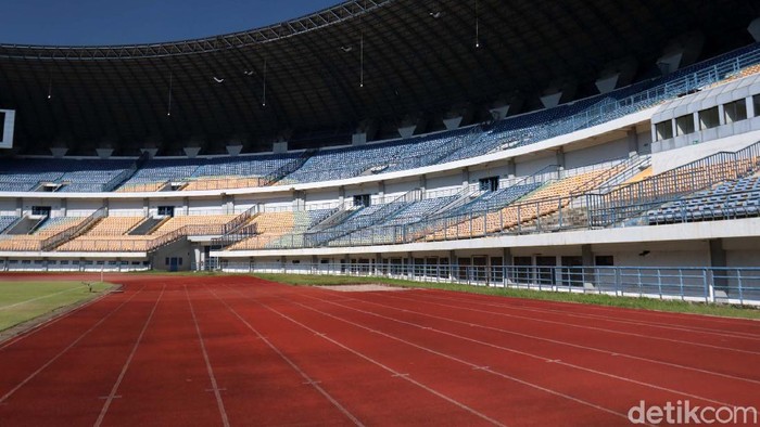 Wakil Wali Kota Bandung Yana Mulyana meninjau simulasi protokol kesehatan di Stadion Gelora Bandung Lautan Api (GBLA). Stadion ini siap digunakan untuk latihan Persib Bandung.