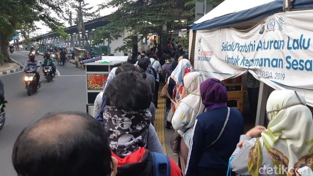 Suasana KRL Cawang-Bogor