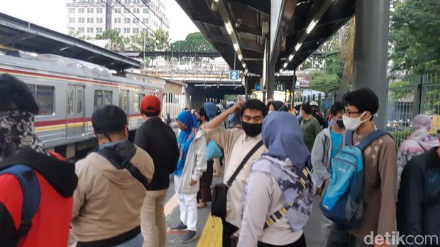 Suasana KRL Cawang-Bogor