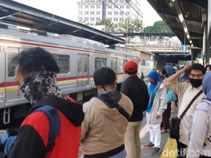 Satgas COVID-19 Ungkap Alasan Masker Scuba-Buff Tak Disarankan Dipakai di KRL