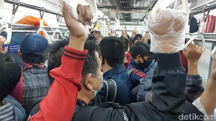 Suasana KRL Cawang-Bogor