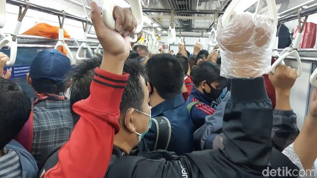 Suasana KRL Cawang-Bogor