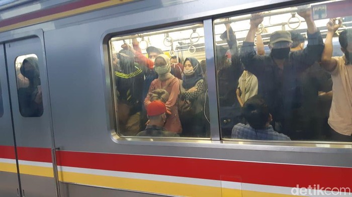 Suasana KRL Cawang-Bogor