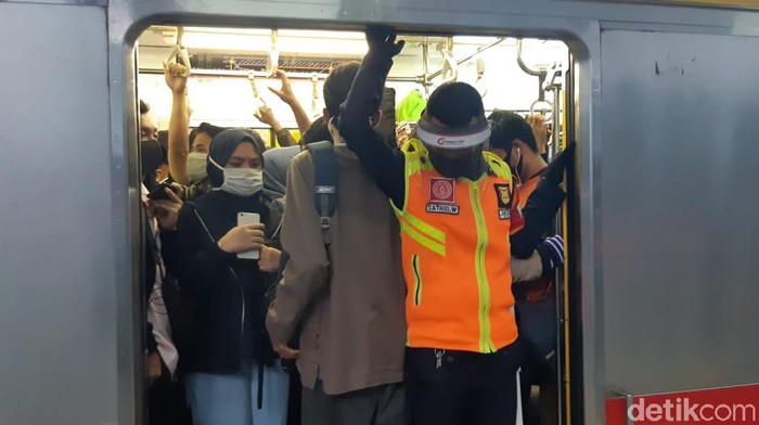 Suasana KRL dari Cawang arah Bogor