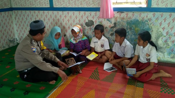 Suasana saat Bripka Edi mengajar ngaji (dok. Istimewa)