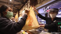 Kebijakan kantong plastik di Jakarta mulai hari ini resmi haram.