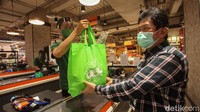 Kini warga harus membiasakan diri menggunakan kantong belanja berbahan kain.