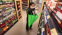 Warga yang belum membawa kantong sendiri pun dapat membeli kantong belanja di supermarket.