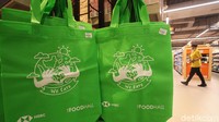 Berdasarkan pantauan detikcom di sebuah toko swalayan kantong kresek sudah tidak ditemukan. Sebagai penggantinya disediakan kantong ramah lingkungan (eco bag) yang dijajakan di dekat kasir.
