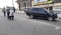 Akibat kecelakaan itu, kondisi mobil bagian kanan ringsek diduga akibat benturan dengan motor.