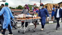  Pengendara sepeda motor yang diketahui berjenis kelamin laki-laki dan perempuan  dilarikan ke rumah sakit.