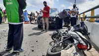 Kecelakaan terjadi pukul 11.05 WIB, Akibat kecelakaan itu arus lalu lintas yang melewati flyover dialihkan di bawah jembatan layang.