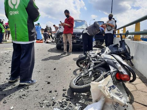 Kecelakaan lalu lintas terjadi di flyover Lempuyangan, Gondokusuman, Yogyakarta, Rabu (1/7/2020).