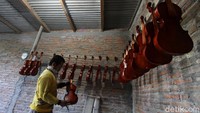 Banyak warga berdiam diri dirumah dan belajar musik terutama biola menjadi alasan perajin kebanjiran order.