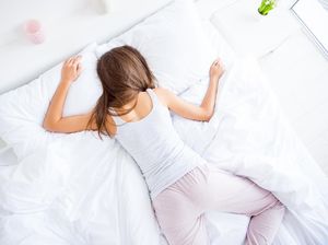 Tidur Tengkurap Apakah Bahaya? Ini Penjelasannya