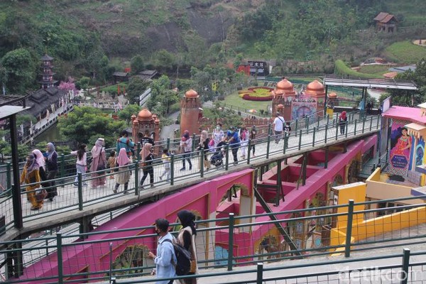 Beberapa waktu lalu detikcom berkesempatan menengok kondisi terkini objek wisata yang sempat tutup selama 3 bulan akibat pandemi COVID-19. Rupanya, ratusan wisatawan sudah memadati kawasan seluas 5 hektare tersebut. Foto: (Putu Intan/detikcom) Beberapa waktu lalu detikcom berkesempatan menengok kondisi terkini objek wisata yang sempat tutup selama 3 bulan akibat pandemi COVID-19. Rupanya, ratusan wisatawan sudah memadati kawasan seluas 5 hektare tersebut. Foto: (Putu Intan/detikcom)
