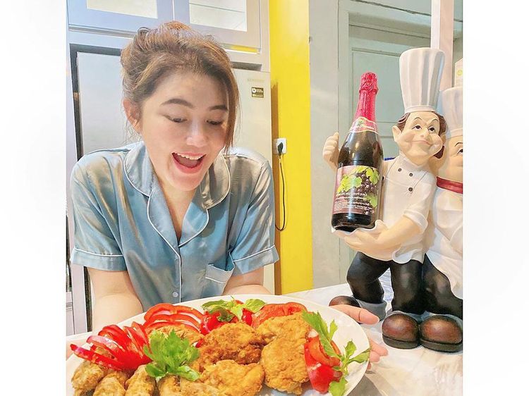 Jago Masak! Ini Momen Via Vallen kala Masak Ayam Goreng dan Martabak