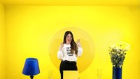 Selain pandai olah suara, Via Vallen juga memiliki pesona yang menarik. Setiap unggahan fotonya selalu menarik perhatian netizen. Apalagi pada posenya bersama makanan serba kuning ini. Foto: Instagram @viavallen