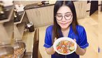 Jago Masak! Ini Momen Via Vallen kala Masak Ayam Goreng dan Martabak