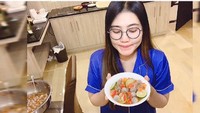 Selain martabak, Via Vallen juga pandai membuat asinan lengkeng. Asian tersebut dibuat dengan rasa pedas, asam yang menyegarkan.  Foto: Instagram @viavallen