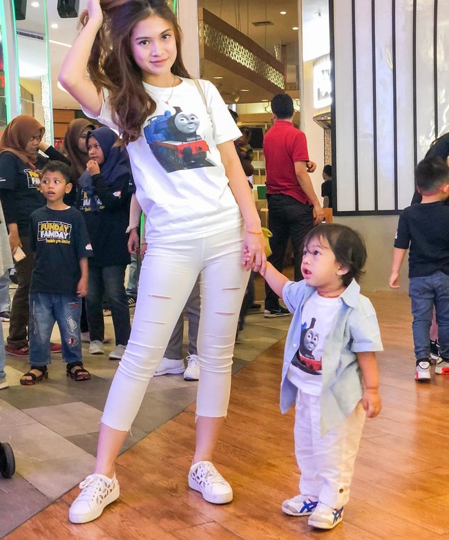 Vinessa Ladiatry Lileka atau yang dikenal dengan Vinessa Inez dikenal lewat perannya sebagai Sista di serial Jodoh Wasiat Bapak. Inez menikah dengan Ryan Deye, pria yang berusia 10 tahun lebih muda darinya pada 18 Maret 2017. Pernikahan keduanya hanya sanggup bertahan selama 2 tahun. Inez  menggugat Ryan pada Januari 2019 karena KDRT dan perselingkuhan. Foto: instagram @vinessainez.